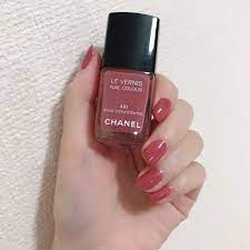 3連休は久しぶりにプチプラからちょっと離れてみた シャネルのネイルカラーはほんと乾きが早くて匂いも強くなくて塗り心地がgood さすがハイブランド様です 写真はちょっと赤みが強いけど実際はもう少しくすみのある赤でとっても素敵な色 chanel verni 赤