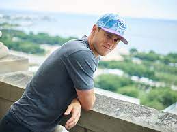 Views From Above Jonathan Toews Is Wearing The New Era Lollapalooza Water Snapback Find This Ha Hot Hockey Players Montreal Canadiens Hockey Jonathan Toews