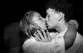 The song was released on 8 may 1993 as the album's lead single. Kunsthalle Bremen