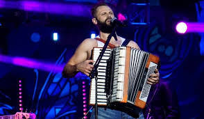 Jestem witek, muzyk ulicy komponuję melodie piszę słowa piosenek gram dla ludzi. Witek Muzyk Ulicy Z Zespolem Bilety Na Koncert Krakow Empikbilety Pl