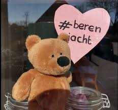 Check spelling or type a new query. Duizenden Knuffelberen Achter De Ramen Voor Kinderen Die Een Ommetje Maken Binnenland Ad Nl