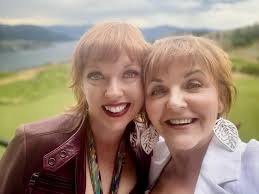 The lighting was EXQUISITE tonight! (The tassel jacket is also 😂)