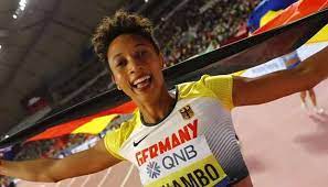 Die bestmarke im stabhochsprung wurde ebenfalls auf die probe gestellt, hielt aber. Long Jump World Champ Malaika Mihambo To Be Trained By Carl Lewis