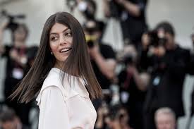 Se lo desideri, applica un prodotto lisciante in siero . Come Avere Capelli Lisci Perfetti Il Segreto Di Alessandra Mastronardi