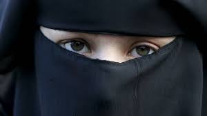 The arab version of the burqa is called the boshiya, and is usually black in color. Niederlande Das Verbot Der Burka Tritt In Kraft