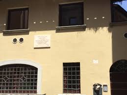 Registrato a casa di lucio dalla per rai stereo notte il 1° settembre 1992. Casa Di Lucio Dalla A Roma Trastevere Case Roma Luci