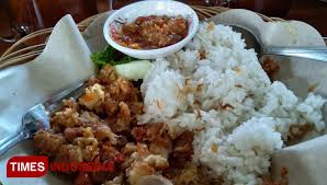 Crunchy savory and fully seasoned with spicy geprek sambal with all sorts of ingredients like shallot, chili, etc combined together perfectly. Prepare Your Self For The Super Spicy Ayam Geprek Kraksaan Will Make You Cry Once You Bite It Times Malaysia