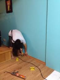 Untuk memasang tikar getah bagi menampakkan kekemasan, anda boleh menggunakan double sided tape. Jubin Lantai Getah Design Rumah Terkini