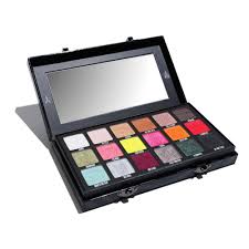 Smooth to apply but better to pat over a primer because you can blend them away because of the higher pigmentation. Blood Sugar Palette Jeffree Star Cosmetics