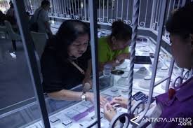 Karyawan di toko emas semar nganjuk. Emas Batangan Sumbang 20 Persen Produk Semar Antara Jateng