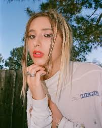 Annika Rose releases an introspective pop tune, entitled, “Naïve”