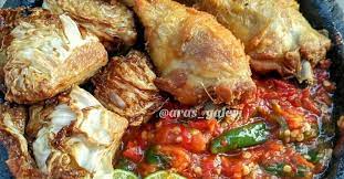 Condiments are usually added, such as jeruk nipis (lime juice), sambal, bawang goreng (fried shallot), vinegar, kecap manis (sweet soy sauce), and emping. Resep Sambal Tomat Enak Disantap Dengan Ayam Goreng Bumbunya Simpel