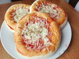 Der Perfekte Joghurt Hefeteig Fur Kleine Pizzen Oder Brotchen Ohne Gehzeit Und In Wenigen Minuten Zubereitet Top Rezepte De Rezept Hefeteig Rezepte Teig