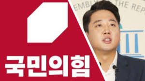 이준석 국민의힘 신임 당 대표가 6월11일 오전 서울 여의도 국민의힘 당사에서 열린 전당대회에서 당 대표로 당선 된 뒤 정진석 의원과 포옹하고 있다. ì´ì¤€ì„ ë‹¹ëŒ€í'œ ì—¬ë¡ ì¡°ì‚¬ 1ìœ„ êµ­ë¯¼ì˜íž˜ ì Šì€ ì•¼ë‹¹ë˜ë‚˜