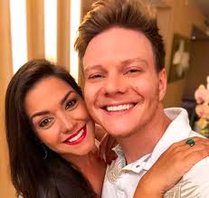 Michel teló é dono de vários hits. Thais Fersoza Surpreende Michel Telo Com Bolo Durante Show E Ainda Teve Festa Surpresa Estrelando