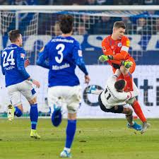 Dadurch leistete königsblau schützenhilfe für den revierrivalen borussia dortmund, der im kampf um die. Eintracht Frankfurt Schalke Heute Live Im Tv Stream Wer Ubertragt Spiel Schalke 04
