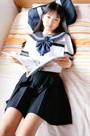 ボード「制服少女(ジュニア)」のピン
