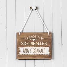 Dentro de la personalización de los carteles de madera también puedes encontrar los carteles de madera grabados, en ellos puedes personalizar el mensaje que quieras con servicios de grabado con láser o cajas de luz, en este último caso es una caja de madera con la tapa calada y con iluminación led en su interior. Comprar Cartel Boda Madera Pequeno Woowlow