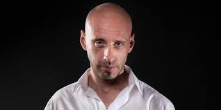 Il cantautore calabrese Gianfranco Mileto al fianco delle donne con "La  colpa non è sua"