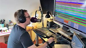 La station est axée sur les tubes des années 70 à aujourd'hui. Armentieres Confines Les Animateurs De Mona Fm Emettent Desormais De Leur Chambre Ou De Leur Salon