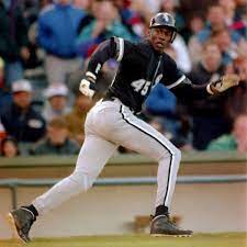 Durant cette période, michael jordan s'essaya au baseball avec plus ou moins de réussite. Jordan Baseball Michael Jordan Baseball Michael Jordan Photos Chicago White Sox