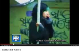 Salt de la marginea atmosferei: O Mai Tii Minte Pe Hipsterita De La Metrou Care Isi Punea Iubitul Sa Se Sinucida Ce S A Ales Acum De Fata Cu Parul Verde