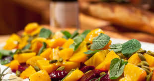 Recette salade de fruits d'automne dans un saladier, réunis les morceaux de poires et de pommes, puis verse le sucre. Salade Chaude D Automne A La Marjolaine Zeste