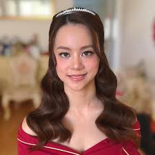 Soft Glam Bridal Look ✨ Classic Hollywood waves paired with radiant,  natural-glow makeup — timeless, elegant, and perfect for your wedding  morning. 👰‍♀️ Makeup & Hair by @satinestudio Hair jewelry  @satinestudiojewelry_ 📍