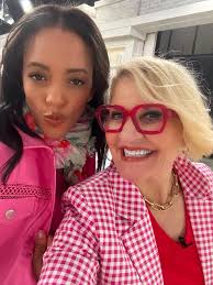 Happy Monday night from me and Blair! 👋👋💋💋