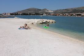 Der sand befindet sich sowohl am gesamten strand als auch im flacheinlaufenden wasser und ist daher gerade für kinder das reine paradies. Strand Maccao In Trogir Ciovo Strandfuhrer Von Porta Croatia