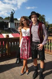 Promis Im Dirndl Die Tops Und Flops Der Wiesn Looks Modestil Mode Looks Dirndl