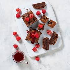 chocolate brownies with raspberry sauce