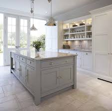 When paired with neutral and pastel coloured kitchens, they keep the kitchen subtle, giving a natural flow to the kitchen with minimal statement impact. 30 Beautiful And Inspiring Light Filled Kitchens With White Countertops