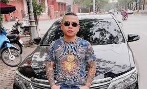 Dương minh tuyền (sn 1986, ở phường kinh bắc, thành phố bắc ninh, tỉnh bắc ninh) nổi tiếng trên mạng mạng xã hội sau những video ghi hình ảnh đối tượng xăm trổ, chửi bới tục tĩu trên mạng. Ajroi2a5o4yijm