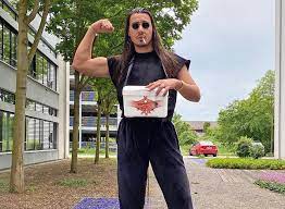 Apache 207 wurde in ludwigshafen am rhein geboren und wuchs im stadtteil niederfeld des ludwigshafener ortsbezirks gartenstadt auf. Krasse Veranderung Bei Rapper Apache 207 Starzip