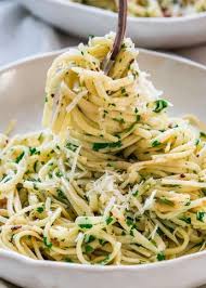 This Olive Oil And Garlic Fettuccine Known As Aglio E Olio In Italian Is A Traditional Pasta Dish Originating In Nap Olio Recipe Pasta Dishes Pasta Side Dishes