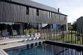 Piscine Noire En Toute Beaute Cote Piscine Bardage Maison Maison Contemporaine Bardage Bois Exterieur