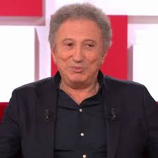 Bernard Tapie : Michel Drucker fait des révélations sur leur dernière  entrevue juste avant sa mort (VIDEO)