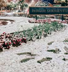 La provincia de córdoba despertó este miércoles cubierta de nieve en la capital, donde no sucedía desde julio de 2007, y en gran parte del interior donde se observó la misma postal, particularmente en las zonas serranas, según los datos suministrados por la policía y por los habitantes a través de las redes sociales. S0xatrh4ygpqgm