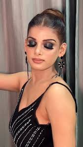 Lady in black 🖤 , #partymakeup #smokyeyes #makeupincalifornia , Makeup-  @makeupbytavleenkaursodhi , In frame