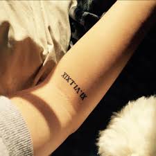 Pequenos Tatuajes Pequeno Tatuaje De La Fecha De Nacimiento De Su