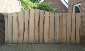 Robust Garden Gate Made Of Oak Garden Palettengartenzaun Robust Sadovye Ograzhdeniya Idei Dlya Zabora Sadovye Idei