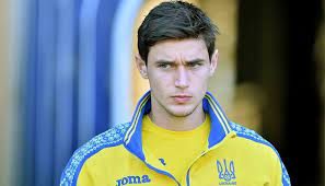 Born 27 november 1995) is a ukrainian professional footballer who plays as a striker for belgian club gent and the ukraine national team. Futbol Roman Yaremchuk Zarabotal Vosmuyu Zheltuyu Kartochku V Sezone