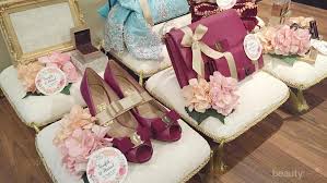 Disini saya akan berbagi cara membuat kerajinan dari bambu. Cara Membuat Hantaran Pernikahan Dari Kain Kebaya Sketsa