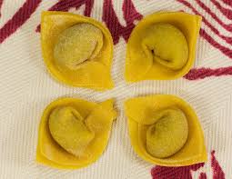 Infatti il cappelletto è più grande e arrotondato, mentre i tortellini sono piccoli, piccolissimi, chiusi attorno al. Prodotti La Cucina Di Lodi