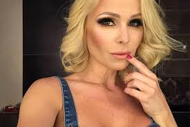 Felismered köllő babettet smink nélkül? Hatalmas Csomokat Fedezett Fel A Melleben Kollo Babett Kiszakadt Az Implantatuma