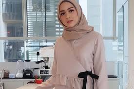 Jun 20, 2021 · perawakannya masih sama, dengan gaya khasnya mengenakan celana panjang, kemeja dan kerudung yang simpel, airin menyapa para driver ojek online yang menjadi peserta donor pada acara itu. Lahiran Anak Kedua Intip Gaya Hijab Simpel Nina Zatulini Yang Stylish