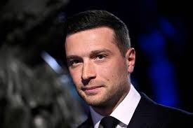 Pourquoi la vie privée de Jordan Bardella est-elle soudainement scrutée ? -  La Libre