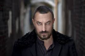 Aynı yıl fransa'da oyuncu tuba büyüküstün ile evlenen saylak'ın bu evlilikten ikiz kızları oldu. Vatanim Sensin Onur Saylak Famousfix