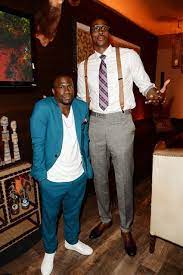 If kevin hart is of any use to short men at all, he's nothing more than a manual on how not to act. Kevin Hart Standing Next To Tall People Will Make Your Day Entertainment Tonight